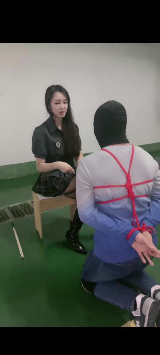小祖宗 户外调教 停车场里狠狠惩罚猥琐男 套路小祖宗，户外调教，停车场虐猥琐贱货                                     女王范，鞭打踩踏羞辱玩