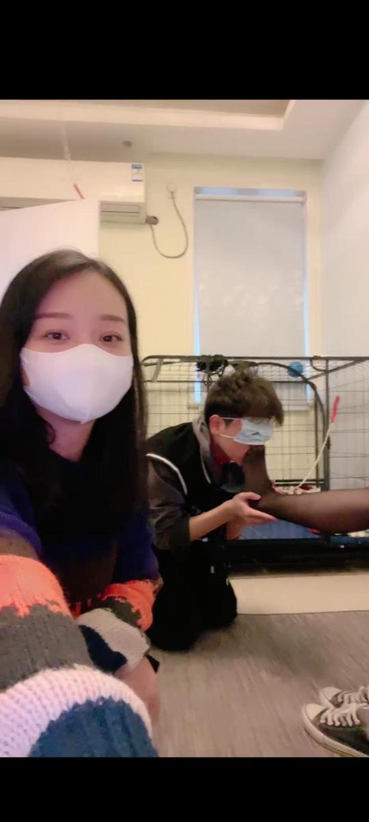 安静大大 上课中女朋友来电话了 真刺激，上课时女朋友查岗                                              被母女三s调教，耳光羞辱强制恋足