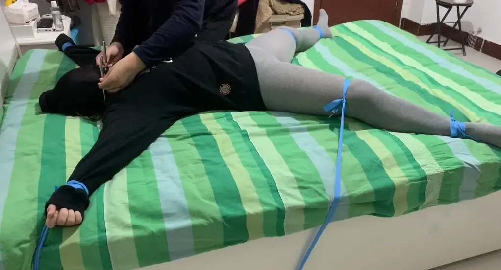 【钥钥原创】老婆的羞耻大字play 老婆像个肉货一样任人宰割，腿合不上手用不了只能乖乖的被抚摸的样子，又上头了直接保持大字玩了两个小时，这次用上了不锈钢的口球，带上根本吐不出来也说不清楚话，效果一级的好，这个时候呢就是咱的主场了，先捏上鼻子开始挠痒，嘴本来就堵着鼻子还被捏住再加上大笑，缺氧到受不了，等到挠的差不多没力气了就把她扔在那里放置10分钟，因为是第一次带口球，又是仰卧位，口水吐不出来咽不下去还把自己呛到了最后不管老婆的拒绝，直接强制抚摸到[X_X]