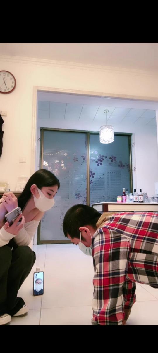 罗宾 当着老头儿的儿子的面羞辱他爹 套路罗宾，调教贱货，儿子视频围观                                            极度羞辱，恋足骑马，鞭打