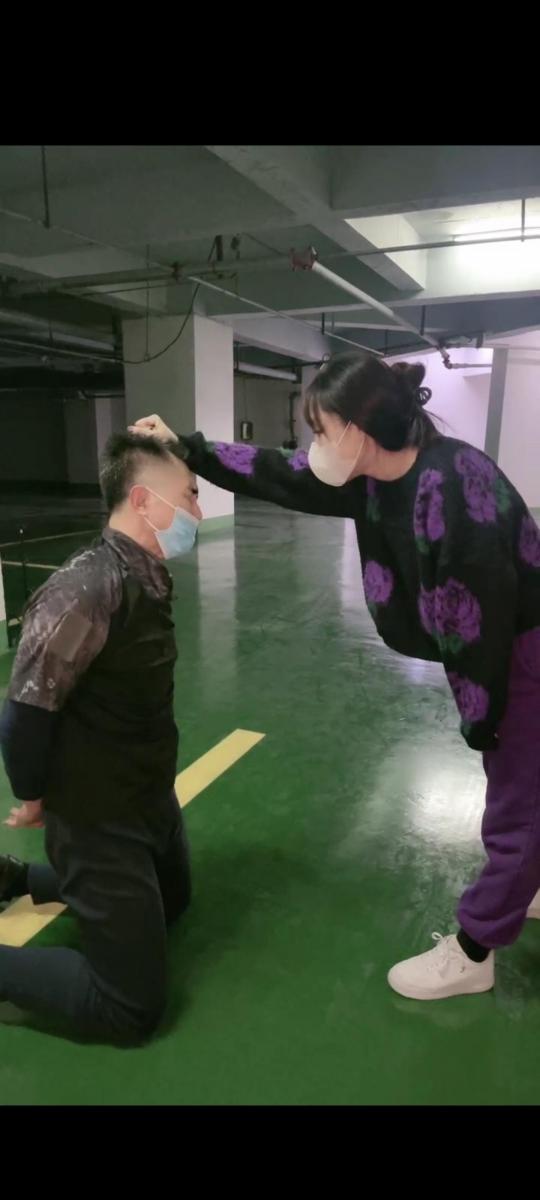 小祖宗 户外调教 抓住一个醉酒男子 套路小祖宗，调教醉酒男子，停车场暴力调教羞辱                                   恋足调教