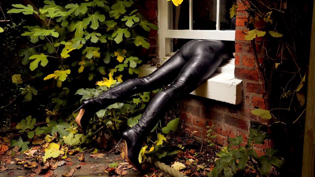 Catsuited Burglar Stuck In Window Ariel Anderssen - <br>Dressed in my latex catsuit and high heeled leather boots, I can't wait to break into this house and steal the laptop; it's got vital information on it that's going to make me a fortune! I try a door and several windows, hoping to find one open. And luckily for me, I find exactly that. The sash window slides up smoothly, and I start to make my way inside the property, head first. And it's when I'm half way through, that the window descends and gets stuck, with my top half inside the house, and my legs and butt stuck outside! I do my best to wriggle out of the gap, and to push the window back up, but it's firmly stuck, and however hard I try, I simply can't get out. It's a nightmare! At length, after a lot of struggling and cursing, I remember my accomplice must be somewhere, and call him for help.  He pushes on my butt, trying to squeeze it through the window, but I simply can't budge. I encourage him to try harder, and he keeps pushing on my butt, trying to help me slide through. Finally, when I've almost given up hope, we feel the window budge, and I'm able to (only just) slide into the house and grab the laptop. At last! I'm terrified about getting stuck again on the way out, so I slide through the gap in the window as fast as possible. I've certainly earned this paycheck!!<br><br>穿着我的乳胶紧身连衣裤和高跟鞋皮靴，我迫不及待地闯入这所房子并偷走笔记本电脑;它有重要的信息，这将使我发大财！ 我尝试一扇门和几个窗户，希望找到一个打开。 幸运的是，我发现了这一点。 窗扇窗口顺利地向上滑动，我开始进入物业，头第一。 当我走到一半的时候，窗户下降，卡住了，我的上半身在房子里，我的腿和屁股卡在外面！ 我尽我最大的努力从缝隙里蠕动出来，把窗户推回去，但是它被牢牢地卡住了，不管我怎么努力，我都出不来。 这是一场噩梦！ 最后，经过大量的挣扎和诅咒，我记得我的同伙一定在某个地方，并打电话给他寻求帮助。  他推我的屁股，试图通过窗口挤压它，但我根本无法让步。 我鼓励他更加努力，他不停地推着我的屁股，试图帮助我滑过。 最后，当我几乎放弃希望时，我们感觉到窗户在移动，我能够（只是）滑进房子并抓住笔记本电脑。 终于！ 我害怕在出去的路上再次卡住，所以我尽可能快地滑过窗户的缝隙。 我确实挣到了这份薪水！!<br><br>Саtеgоriеs: FOOT, FEET FETISH, JOI, FOOT WORSHIP, FOOT TEASE, DANGLING, PANTYHOSE, SOLES, femdom, girl domination, humiliation, bondage, shibari, rope bondage, shibaru, suspension, belts, bedtie, hogtied, tight bondage, strict bondage, bound elbows, struggling, ballgagged, helpless<br>分类：脚，脚恋物癖，JOI，脚崇拜，脚挑逗，晃来晃去，连裤袜，鞋底，女性主导，女孩统治，羞辱，束缚，shibari，绳索束缚，shibaru，悬挂，腰带，bedtie，hogtied，紧束缚，严格束缚，束缚肘部，挣扎，ballgagged，无助<br>