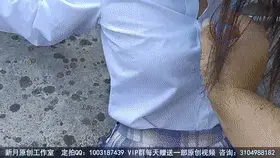 【新月原创】【佳怡】白丝JK少女 铐住手脚在 天台吹风 远处还有人在楼顶做事 不知道看到没有 【新月工作室】定拍交流QQ：1003187439 备用2936094312<br>【出原味妹子】3104988182 小洛（红豆）2389316626 玉箫（荷露、雪莹） 3560530071 雨涵（若莺） 3451471253 佳怡<br>198赞助最少赠送50部视频，398赞助最少赠送100部视频，698赞助最少赠送300部视频，价格相当优惠~<br>约绑攻略有售直接滴QQ：3104988182！！！本工作室正式启动会员优惠折扣方案，请有兴趣的同好加客服Q：3104988182详询<br>佳怡这家伙真的是又菜又爱玩的那种类型。喜欢那种户外镣铐的刺激，又怕随时被人看到，可能是和上次我故意吓过她一次有关系，反正她就是很害怕一样。把她铐起来，我就跑了，留下她一个人在天台吹风，又怕被人看到的那种尴尬，我太喜欢了。