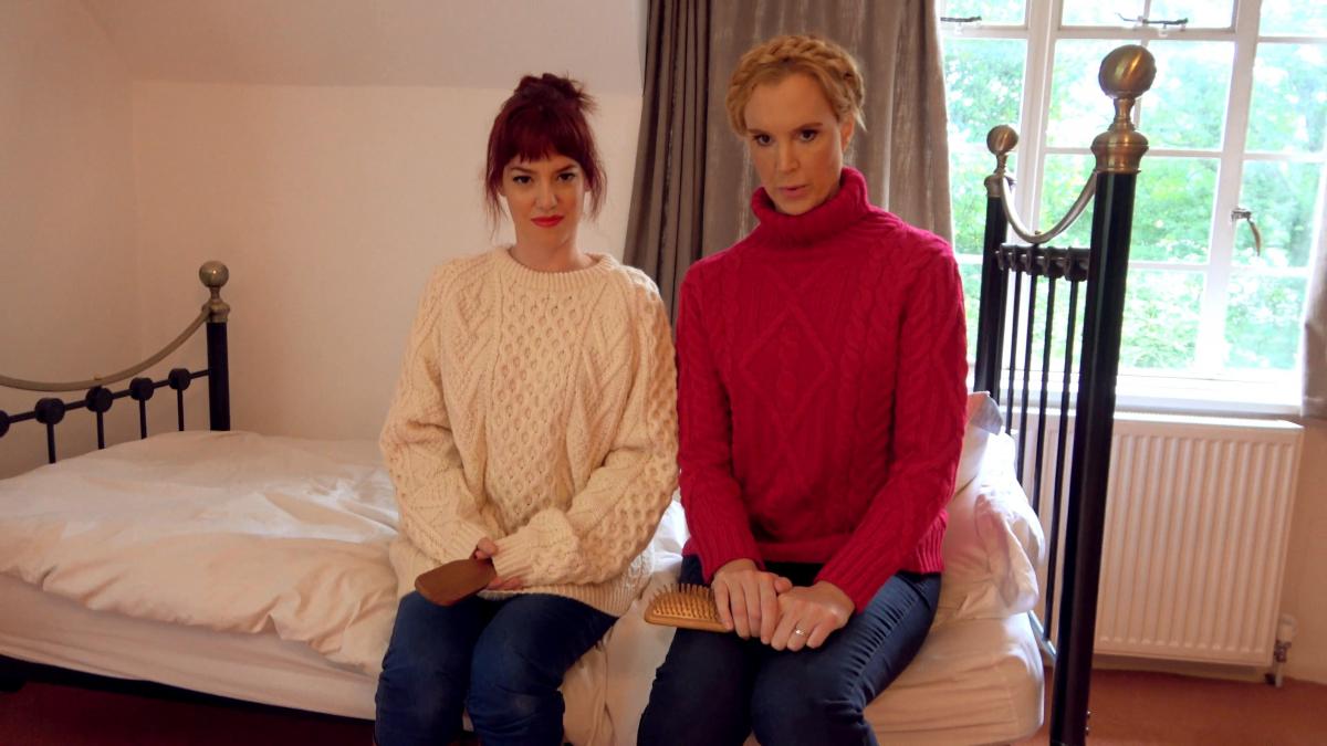 Spanking From Strict Hotties in Sweaters Ariel Anderssen - <br>You've been such a naughty boy, peeking at the neighbours' sexy daughter through her bedroom window. You deserve to be severely punished, and that's exactly what's going to happen to you. I'm going to take you over my knee for a thorough bare-bottomed spanking, hairbrushing and paddling. But that's not all; I think you need an extra lesson in humiliation, which is why I invited my dear, lifelong friend over to join in. We're both dressed in Aran sweaters, jeans and leather boots, and we're both feeling equally strict and stern, and ready to deal with a naughty boy like you! Soon you find yourself face-down over first my knee, then Brianna's. All you can see is our feet and legs as we punish you just as severely as you deserve!<br><br>你真是个淘气的男孩，透过卧室的窗户偷看邻居性感的女儿。 你应该受到严厉的惩罚，而这正是你将要发生的事情。 我要带你过我的膝盖，进行一次彻底的裸底打屁股，梳头和划桨。 但这还不是全部;我认为你需要一个额外的羞辱教训，这就是为什么我邀请我亲爱的，终生的朋友参加。 我们都穿着阿兰毛衣，牛仔裤和皮靴，我们都感到同样严格和严厉，并准备对付像你这样的顽皮男孩！ 很快你就会发现自己脸朝下，先是我的膝盖，然后是布里安娜的膝盖。你所能看到的只是我们的脚和腿，因为我们惩罚你，就像你应得的那样严厉！<br><br>Саtеgоriеs: FOOT, FEET FETISH, JOI, FOOT WORSHIP, FOOT TEASE, DANGLING, PANTYHOSE, SOLES, femdom, girl domination, humiliation, bondage, shibari, rope bondage, shibaru, suspension, belts, bedtie, hogtied, tight bondage, strict bondage, bound elbows, struggling, ballgagged, helpless<br>分类：脚，脚恋物癖，JOI，脚崇拜，脚挑逗，晃来晃去，连裤袜，鞋底，女性主导，女孩统治，羞辱，束缚，shibari，绳索束缚，shibaru，悬挂，腰带，bedtie，hogtied，紧束缚，严格束缚，束缚肘部，挣扎，ballgagged，无助<br>