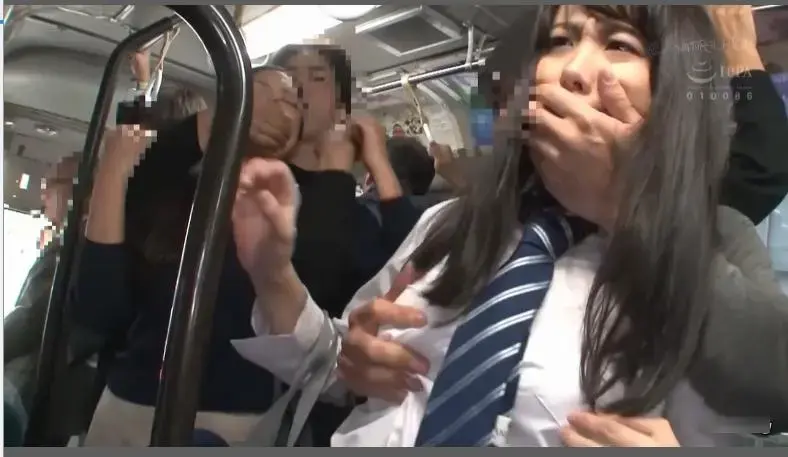  痴漢されている生徒を守りきれなかった女教師も巻き込んで重ねハメ強姦 女教师跟学生在电车上遇到了痴汉集团。想要保护学生，反而自己也被当成了目标。强制蕾丝跟自己学生接吻，和学生一起不断被侵犯！<br>番号：<span style='color:#b0b0b0;'>[隐藏文字，购买后可见]</span>