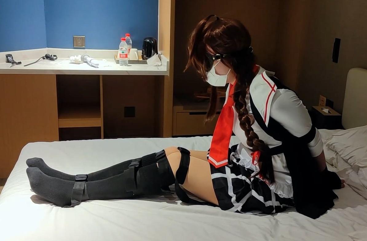 [cosplay]舰C-时雨 伪娘椅缚/保鲜膜包上身/收紧带束缚[2] S：我<br>M：K<br><br>绑法在标题，玩法是抚摸TK震动<br><br>时雨的视频比较长分了两期，之前出的第一期链接在这里<br>https://yhbsy.app/video_detail.php?id=242628<br>两期都没有剧情，所以看截图喜欢什么绑法买哪期就行<br><br>作品序号：21