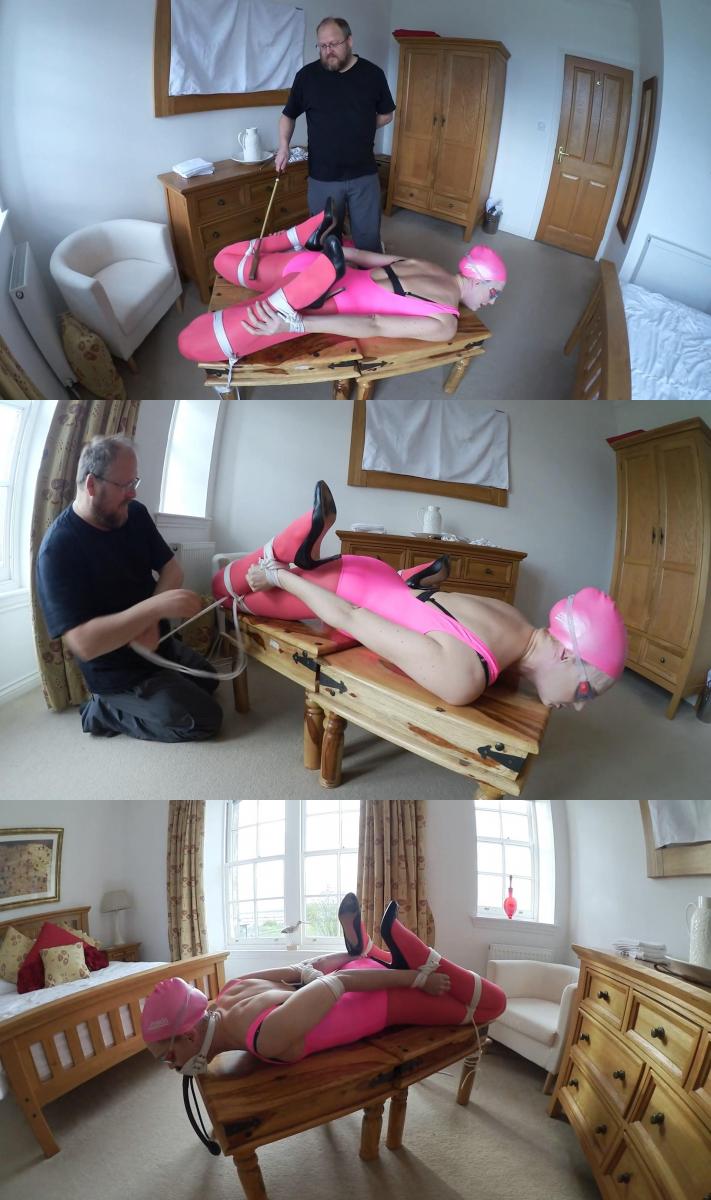 My Cruel Bondage Swim Coach My swim coach isn't satisfied with my recent performance, and has called me to his house to discuss things. Once I'm there though, things take a really sinister turn. First, he makes me put on a demeaning outfit - pink pantyhose with no panties! Then a ridiculous pink bathing suit, a swim cap (even though we're not going in the water!) and high heels. He's gone crazy. He makes me do stretches, and then brings out a riding crop to correct my stance! When I resist him, he lies me face down on a coffee table, binds my ankles tightly to my wrists in an agonizing stretch and then goes to work on my inner thighs with a riding crop and cane. And that's not to mention the awful, humiliating pump gag that stretches my mouth wide. He even blindfolds me with my own goggles, stuffed with tissue paper. It's an ordeal I'll never forget<br><br>我的游泳教练对我最近的表现不满意，把我叫到他家讨论事情。 一旦我到了那里，事情就会变得非常险恶。 首先，他让我穿上一件贬低的衣服-没有内裤的粉红色连裤袜！ 然后是一件可笑的粉红色泳衣，一顶泳帽（即使我们不去水中！）和高跟鞋。 他疯了。 他让我做伸展运动，然后拿出一个骑马作物来纠正我的立场！ 当我反抗他时，他将我面朝下躺在咖啡桌上，痛苦地将我的脚踝紧紧地绑在手腕上，然后用骑行作物和手杖在我的大腿内侧工作。 更不用说那张张大嘴巴的可怕的，羞辱性的泵堵嘴了。 他甚至用我自己的护目镜蒙住我的眼睛，里面塞满了纸巾。 这是我永远不会忘记的考验<br><br>Саtеgоriеs: FOOT, FEET FETISH, JOI, FOOT WORSHIP, FOOT TEASE, DANGLING, PANTYHOSE, SOLES, femdom, girl domination, humiliation, bondage, shibari, rope bondage, shibaru, suspension, belts, bedtie, hogtied, tight bondage, strict bondage, bound elbows, struggling, ballgagged, helpless<br>分类：脚，脚恋物癖，JOI，脚崇拜，脚挑逗，晃来晃去，连裤袜，鞋底，女性主导，女孩统治，羞辱，束缚，shibari，绳索束缚，shibaru，悬挂，腰带，bedtie，hogtied，紧束缚，严格束缚，束缚肘部，挣扎，ballgagged，无助<br>