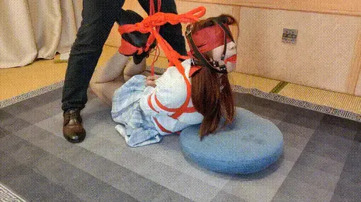 仙仙粗绳极限驷马 很粗的绳子把仙仙紧紧绑了个极限驷马，马具口球堵嘴，她没有玩过瘾，干脆再吊起来，可以看的出来她很喜欢的样子，痛苦的呻吟，这应该就是痛并快乐吧。视频解压密码：chuxin。<br>一绳所爱绳艺体验店面向全国爱好者开放，本店提供绳艺捆绑模特服务、体验女绳师捆绑服务、体验长时间囚禁服务、绳艺教学培训、绳艺交流会、场地出租、专业麻绳销售，原创视频套图销售、作品私人定制、模特原味丝袜出售等，另外本店招募同好合作伙伴。微信：351552501初心