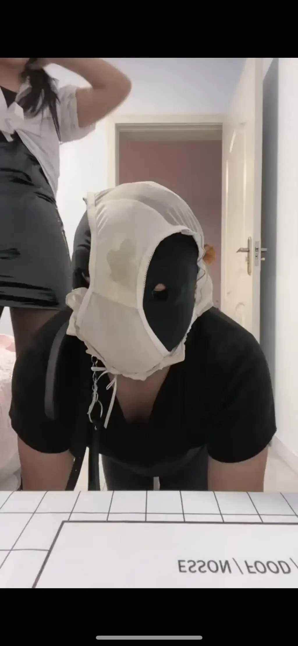 汐言 物有所值的调教 汐言 物有所值的调教 女王黑丝调教羞辱贱狗 原味内裤套头. 舔高跟鞋。 舔脚 用嘴脱丝袜。               