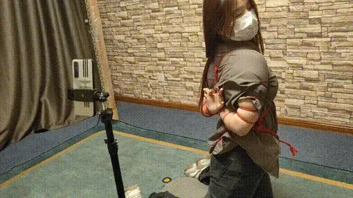 仙仙直播绳艺捆绑 女孩仙仙初次线上直播，初次绑起来直播，被绑起来后说话语无伦次，绑起来面对广大网友聊天还是有压力的，特别是被绑起来聊天，绑的太久，仙仙疼的受不了，最后解开锁到柱子上继续直播。视频解压密码：chuxin  。<br>一绳所爱绳艺体验店面向全国爱好者开放，本店提供绳艺捆绑模特服务、体验女绳师捆绑服务、体验长时间囚禁服务、绳艺教学培训、绳艺交流会、场地出租、专业麻绳销售，原创视频套图销售、作品私人定制、模特原味丝袜出售等，另外本店招募同好合作伙伴。微信：351552501初心