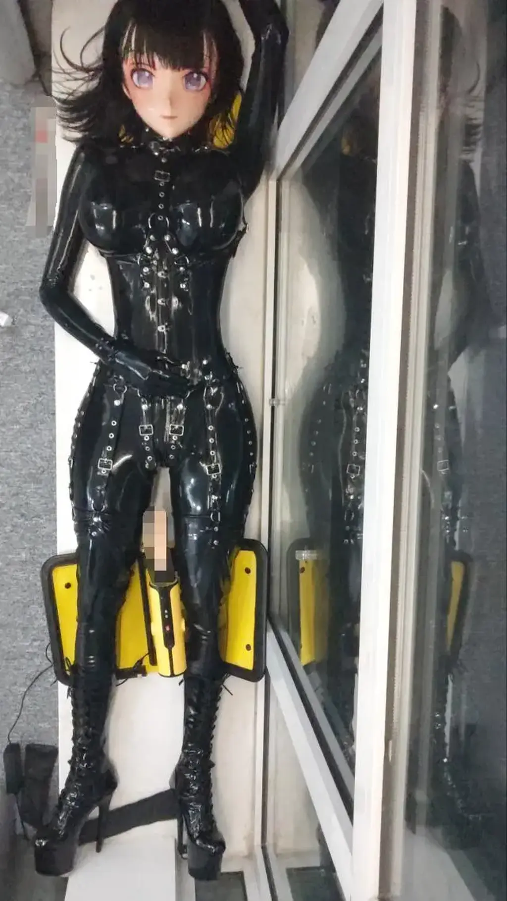 胶衣Kigurumi炮机ZX 这次吧是起床后录制的，我本想着外面很冷就开着窗户录视频，结果谁知道身体直接进入了暴汗状态。除此之外我原本想的是炮机可以用吸盘固定住，结果包装太宽了只能固定住两个吸盘，当然最重要的是我忘记调整炮击的连杆高度了所以到最后还是用的电假[X_X]。