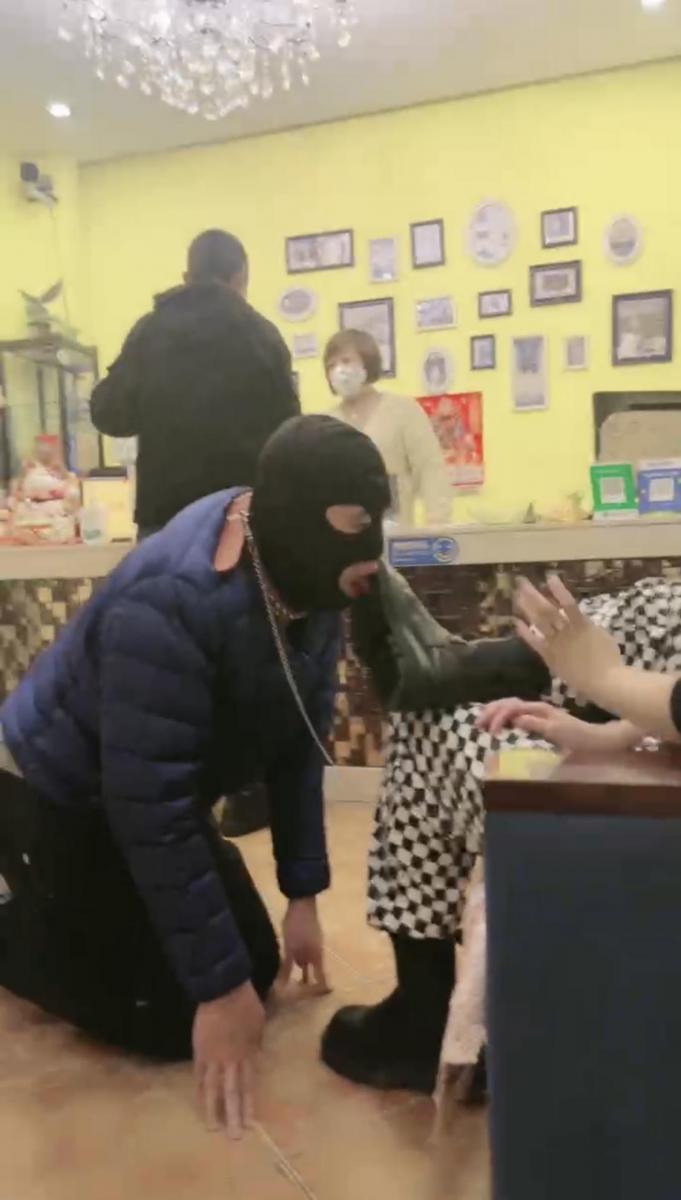小祖宗 户外调教 在宾馆前台舔鞋底 小祖宗 宾馆大厅调教贱奴 旁边还有顾客非常刺激 踩踏舔鞋舔脚黑棉袜。                            