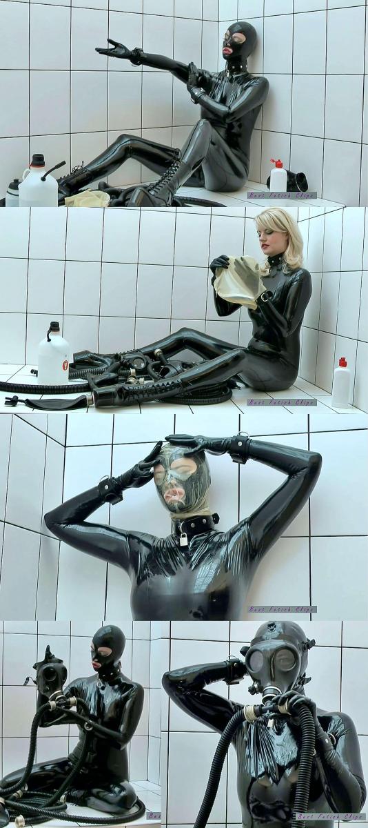 Pervers rubber slut and her toys - Part 1 of 2 - Putting masks and enjoying latex skin 胶衣小姐姐的快乐恋物玩耍。<br>小姐姐先是全身抹上润滑油，然后带上自己的黑色乳胶头套，再带好项圈。<br>随后拿出自己的微孔透明头套戴上，玩了一会小狠活。<br>最后整理好自己的防毒面具、呼吸管、水壶，再一一穿戴好。