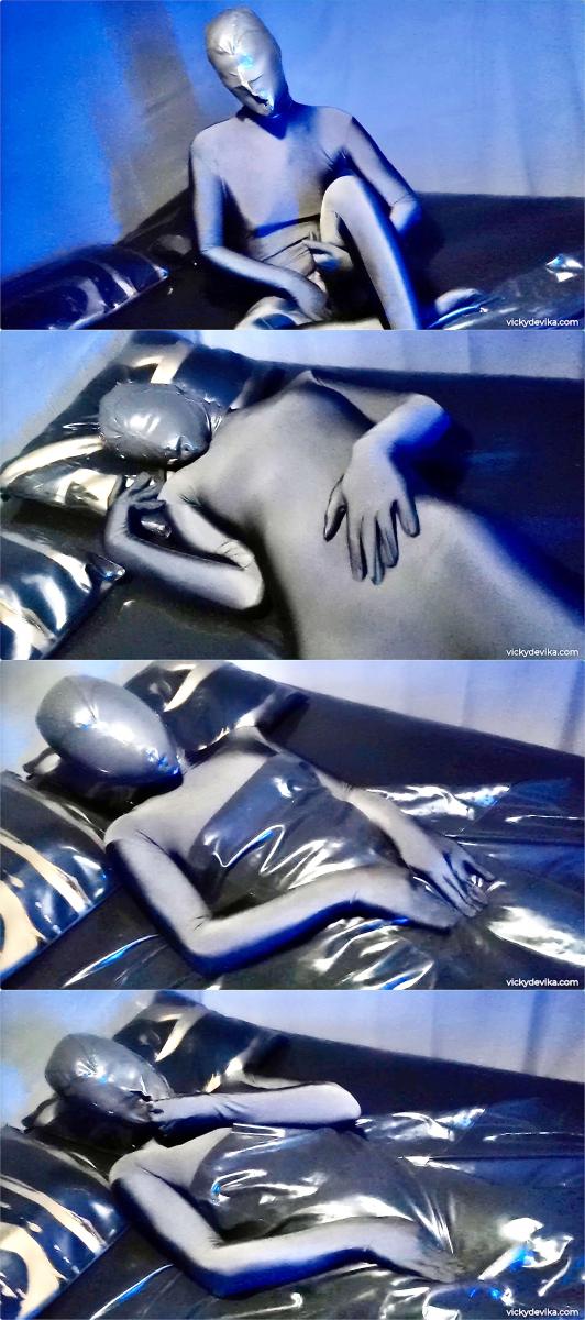 Zentai &amp; Latex Breathplay Mask 黑色zentai小姐姐，戴着微孔乳胶头套，躺在乳胶床上，盖着乳胶被单。<br>她一边自摸用手揉搓这裆部，一边享受微孔头套狠活带来的块感。<br>不一会就在双重快乐下赛高了。<br><br>PS:<br>这部算是蛮精彩的，女主赛高的时候反应很真实。<br>只可惜黑暗环境中拍的，画质噪点比较多。就3钻便宜出了吧~~