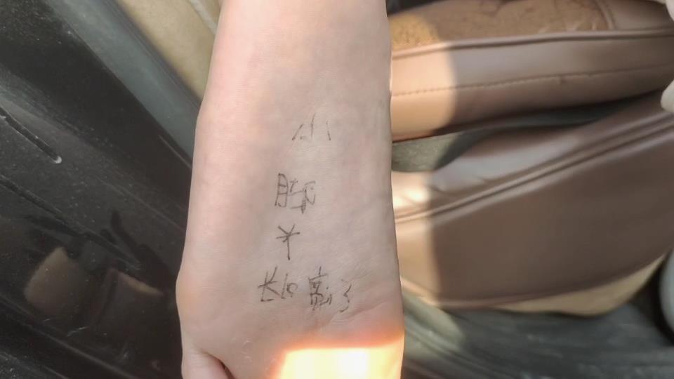 [大神实拍]AB原创-接放学午睡的妹妹在车中 偷偷品尝她的嫩足 [大神实拍]AB原创-接放学午睡的妹妹在车中 偷偷品尝她的嫩足<br>原创作者：AB原创<br>老哥借来放学的妹妹，在车上品尝妹妹的嫩脚丫，看起来味道很好