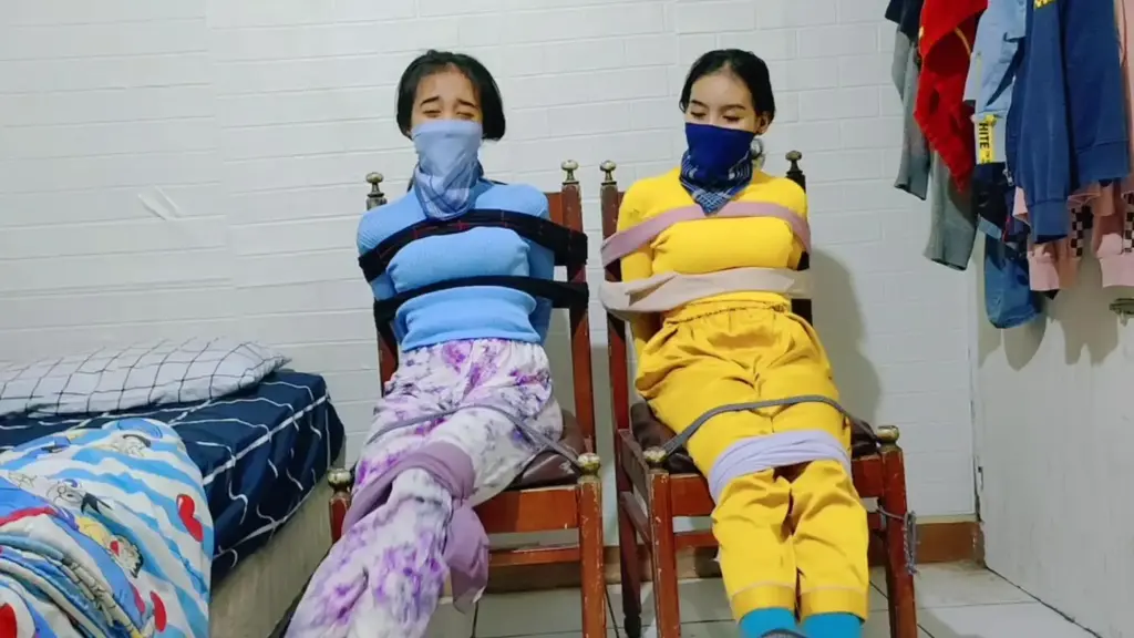 “雙人睡衣玩法，從滿滿的愛，到直臂被綁”綁在椅子上試圖逃跑，失敗者將被給予終生難忘的懲罰。 在一次過夜時，兩個女孩感到無聊，決定玩一場逃脫挑戰。 他們被綁在椅子上，每個人都試圖掙脫。 爭取自由。 繩子綁得很緊，很難解開。 再加上讓人難以逃脫的圍巾。 過了一會兒，其中一個女孩設法解開了繩結，獲得了自由，他成為了贏家。 失敗者必須受到懲罰。 他被綁在床上 x 姿勢，然後女孩被他的朋友撓痒癢。 他只能笑著扭動著身體。 他無路可逃，只能努力享受。