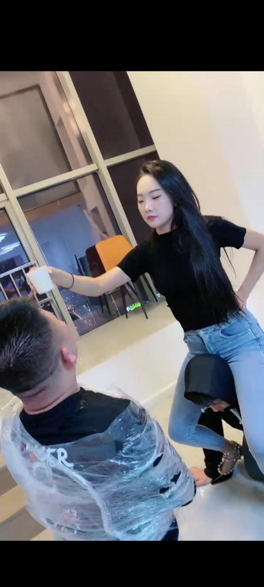 银儿 原子和闺蜜的高跟踩踏 套路直播，素人踩踏羞辱                                                   多位素人一起调教