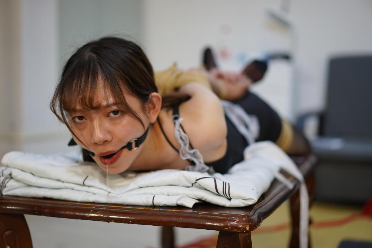 美束映画订拍 珊珊女仆黑丝 超紧并肘直臂捆绑 美束映画定拍作品 珊珊女仆装黑丝短裙 很紧的并肘直臂捆绑 和折腿捆绑 还有口球勒嘴 