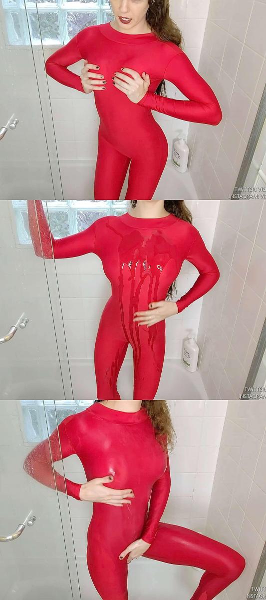 Spandex Catsuit- Oil Fetish 红色连体紧身衣小姐姐在浴室发骚。<br>用浴油淋在自己的紧身衣上，让浴油淋湿紧身衣，从而让紧身衣变的更滑。<br>然后忍不住开始揉胸，搓比~~~~~~