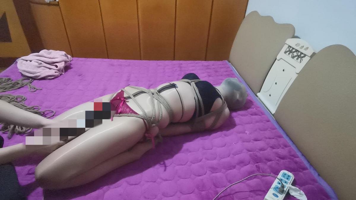 『我的媳妇』第96弹、给炮机赋予电流会怎么样、油量肉丝、多层丝袜套头、炮机+电流GC瞬间涌入、爽歪歪了 片名:1129<br>时间:54分钟<br>大小:1.94G<br>格式:zip 7z建议使用360压缩解压<br>失效站内信联系我<br><span style='color:#b0b0b0;'>[隐藏文字，购买后可见]</span><br><br>用炮机的时侯才发现没润滑剂了<br>先拿棒棒整点现成润滑剂出来<br><br>意外发现炮机的qi具居然能导电<br>把电击棒放在炮机上<br>没俩分钟就GC了<br>忒快了点<br>