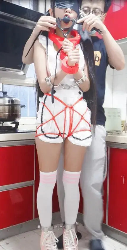 【LYB119】定拍轮滑鞋性感情趣服颈手枷拘束调教 下载后解压，解压码密码leng解压后改后缀为.np4<br>冷酱穿可爱情趣女仆装，轮滑鞋，戴着颈手枷，脚镣，捆绑股绳<br>一开始冷酱来回滑两圈，然后介绍其他枷锁的用途，然后去厨房制作烤肠，中途换掉脚铐中间的链子为短链子，然后带上眼罩 马具口球，塞入[X_X]后放置15分钟，等烤箱时间到后再放开冷酱让他继续操作<br>枷锁是3D打印的，#宝名才子枷人,想要的自己去看看