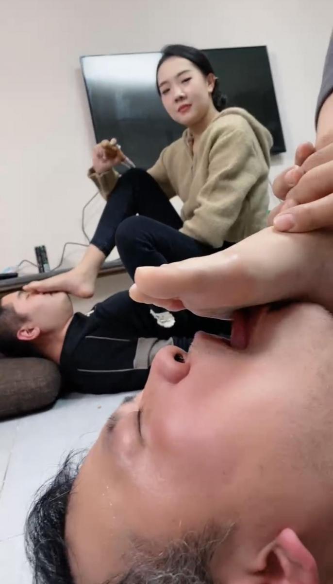 银儿 暴揍小胖 双女主白袜棉袜虐双奴 调教舔脚插嘴 给女王洗脚。                                       