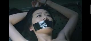 美女法医被捆绑封嘴放置在床上折磨 美女法医被歹徒迷晕，歹徒用剪刀剪坏她的衣服，剥掉她的鞋袜，随后将她用手铐铐住手腕，用皮带勒住她的双腿，用尼龙扎带束缚她的白嫩裸足，随后对她进行了一番折磨。