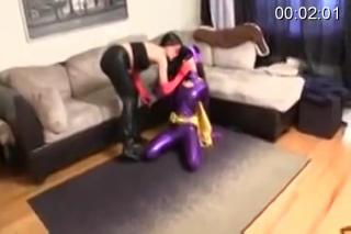 Batgirl vs jade pt 2 punishment cali是英勇的女英雄batgirl，她与邪恶的女反派Jade做着艰苦的斗争。Jade利用batgirl的弱点巧妙地设计了圈套引诱cali上钩，batgirl因为大意落入陷阱被反派Jade俘获，她能找到反败为胜的方法吗？