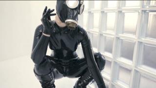 0.8mm 橡胶紧身连衣裤 - 0.8mm Rubber Catsuit 乳胶紧身连衣裤、防毒面具和靴子的女孩<br><br>Girl in latex catsuit, gas mask and boots