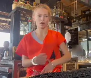 Lisa at Work 工作中的丽莎<br> <br>囚犯还是酒保？两者都是呢？戴着手铐做饮料，你认为这能行吗？ 来看看丽莎警官的新尝试吧!<br><br><br><br><br>Lisa at Work <br><br>Prisoner or bartender?? What about both? Hancuffed and making drinks, think it will work?  Come see Officer Lisa try something new!<br><br>
