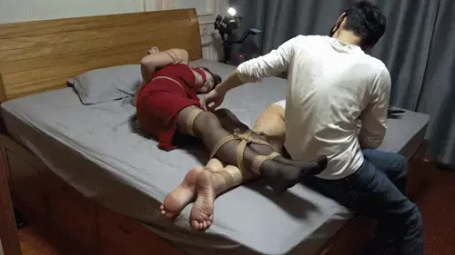 [半岛束艺台] Xima and Little Snake YT1770: The 90-Degree Position — Xima's Final Chapter Xima's final career work features the doll-faced adult performer in a 90-degree position. Password: peninsula2018; rename to mp4 and do not stream online.