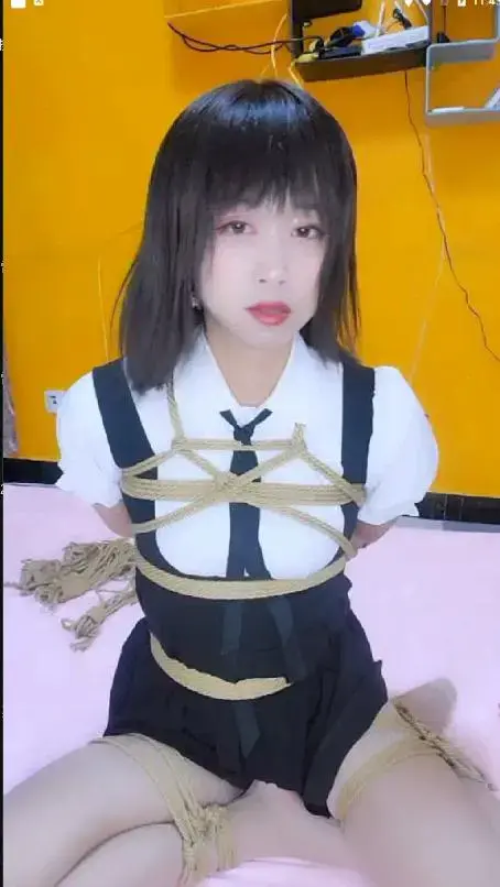 惠梓琪丝袜自缚 惠梓琪丝袜自缚<br>创作:惠梓琪<br>描述;惠梓琪丝袜自缚,绝美伪娘惠梓琪玩自缚，喜欢的请大家多多支持一下吧