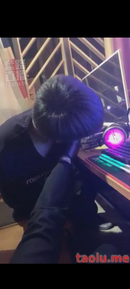 宝爷 刺激 网吧恋足前后全是人 套路宝爷，户外网吧调教学生狗                                                     当众舔脚