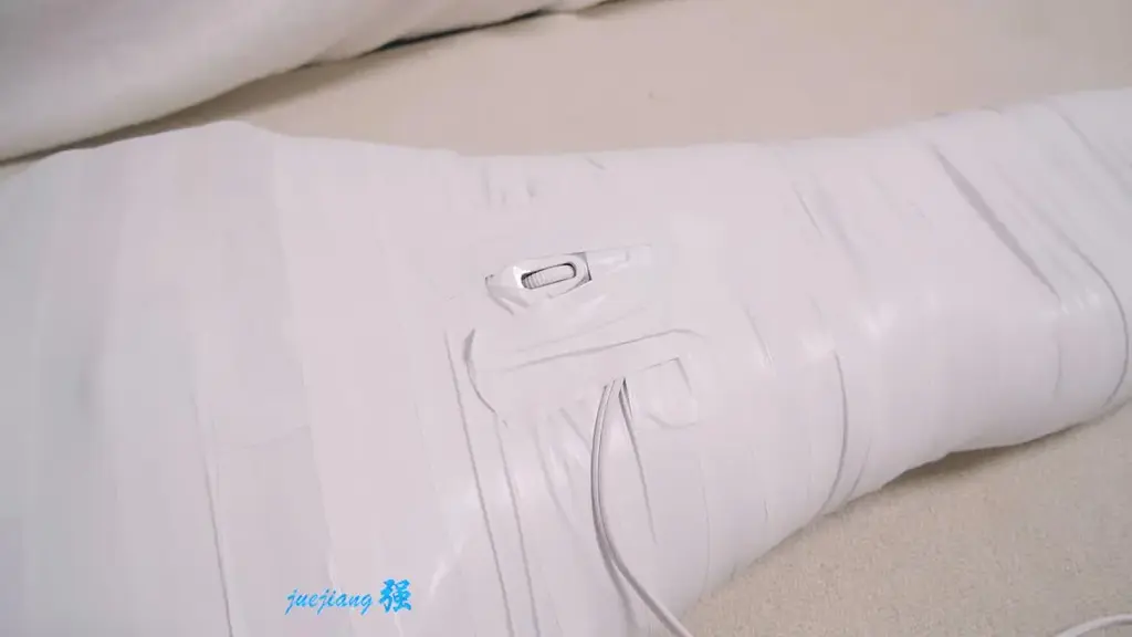 伊伊的胶带木乃伊 伊伊被白色pvc胶带包成木乃伊 震震也封印在里面 最后让她自己挣脱束缚  因为这个胶带味道有点刺鼻后面改成丝袜包头了..<br>有想看的服装道具什么的可以提建议 联系我了解更多花絮日常 拍摄内容提前爆料 每日更新提前获取 日常发福利 各种惊喜等着你 喜欢的可以关注支持一下 想要定拍.约现 套图定制等 联系1721864884 Twitter@juejiangqiang 售原味送脱袜视频有需要的联系 1721864884