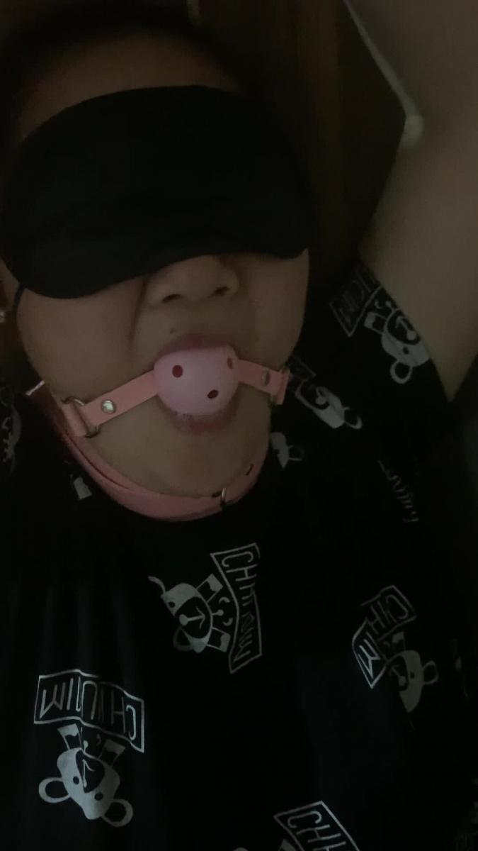 妹妹第一次尝试[X_X] 妹妹的第一次[X_X]放置，手吊在墙上，项圈口球，不断挣扎