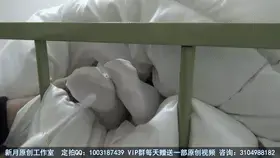【新月原创】【红豆】宿舍棉被包裹 睡着不愿意起床被包起来挠脚之后 还被扔在地上自己挣扎出来 【新月工作室】定拍交流QQ：1003187439 备用2936094312<br>【出原味妹子】3104988182 小洛（红豆）2389316626 玉箫（荷露、雪莹） 3560530071 雨涵（若莺） 3451471253 佳怡<br>198赞助最少赠送50部视频，398赞助最少赠送100部视频，698赞助最少赠送300部视频，价格相当优惠~<br>约绑攻略有售直接滴QQ：3104988182！！！本工作室正式启动会员优惠折扣方案，请有兴趣的同好加客服Q：3104988182详询<br>“豆子，起来吃早餐了。”<br>“不！我要睡觉！”豆子舒舒服服的躺在被子里，死都不想出来，最后没办法，把她直接用棉被卷起来，绳子捆好。丢在床上。豆子还是不愿意起来吃，觉得绑着睡觉也挺好。没办法了。<br>把双脚从被子里弄出来，用手，电动牙刷来挠她的脚心，就是不给她睡觉。结果豆子是在没法睡觉了，只能答应先起来吃早餐。<br>“自己出来！”我并没给豆子解开绳子，让她自己被包裹着下床。好不容易站起来之后，我直接把她摁倒在地上，气得豆子只能自己想办法从包裹着自己的被子里挣扎出来。<br>不得不说，豆子这个JK白丝打扮是真的很赞！