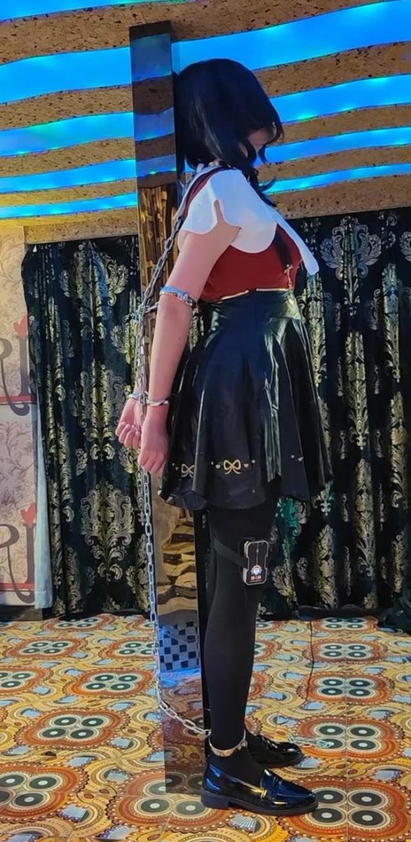 [cosplay]主播女孩重度依赖-糖糖 伪娘锁链柱缚电击 S：我<br>M：解语<br><br>镣铐锁住糖糖手腕、手肘、脚踝，并使用锁链连接各个部分与项圈<br>不断加大力度的电击器绑在大腿上，看似触手可及，但在束缚下怎么尝试都无法碰到<br>当然挠痒抚摸震动也不会漏下<br> <br>作品序号：22