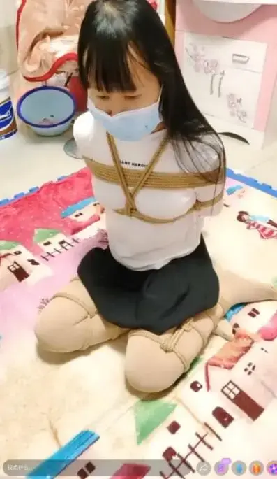 卿若爱 美女五花脱缚 卿若爱 美女五花脱缚<br>创作：卿若爱<br>描述;卿若爱 美女五花脱缚,丝袜美女紧缚挣扎脱缚，喜欢的请大家多多支持一下吧