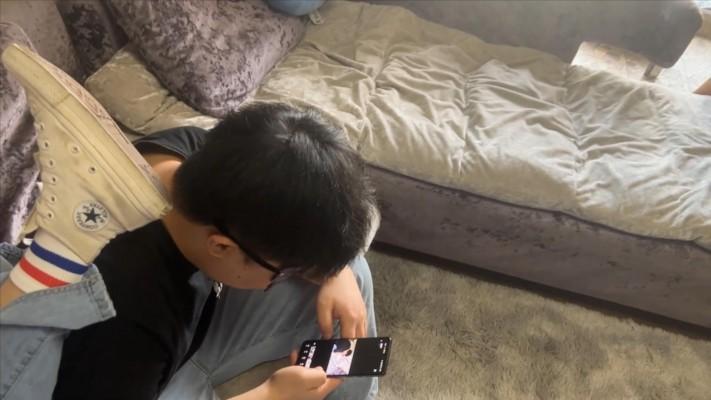 【子怡】50分钟剧情片把室友调教成狗的过程 剧情简介：贱狗用狗嘴帮女主脱掉臭棉袜，将主人的玉足用清水清洗干净后贱狗又用狗嘴帮女主叼来干净的洛丽塔短袜和洛丽塔皮鞋给女主换上......