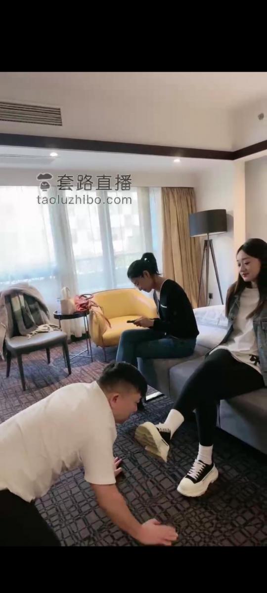 上海赵丽颖 求饶 套路双女主调教，遛狗鞭打                                                  耳光，踩踏恋足羞辱