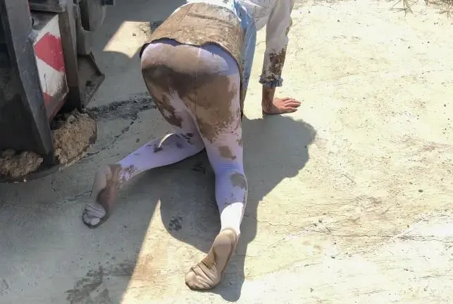 软妹裙白丝萝莉马路边泥坑打滚ZW 不顾路人目光 常规向messy类型作品，地点选择车来车往的公路旁边，随机找了个泥坑进行发挥，比较社死，大尺度动作比较刺激。