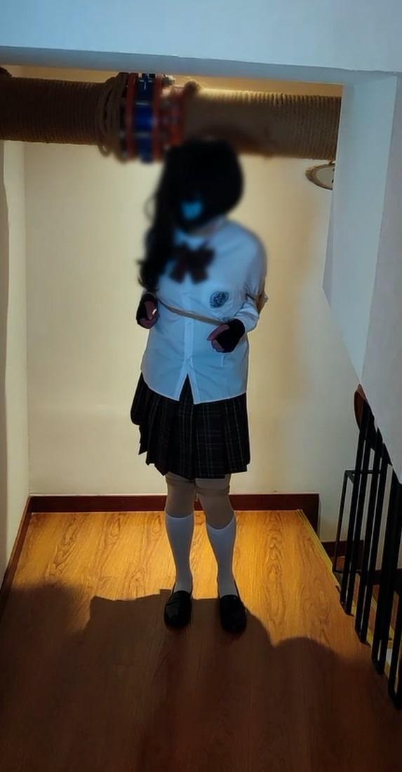 伪娘JK站立捆绑放置 [本人所有视频禁转] S：我<br>M：W<br><br>大部分时间在放置，玩的比较简单<br>放置时间其实在绑另外一个人，这一部分就没视频了<br>有少量TK震动<br> <br>作品序号：23<br><br>视频内容无关：<br>在其他网站看到转载我视频的了，再声明一遍禁转<br>我的视频只会在妖狐发，其他都是盗转（看到请私信告诉下我，能帮点下举报更好）<br><br>你要是喜欢我的视频，那请不要再转了，我和M都是普通爱好者，不能接受视频流传太广。不然以后可能会加水印、打厚码，有些M也不会再拍视频了<br>你要是不喜欢我的视频，那我拍的视频质量肯定比不过专业工作室，转我的没多少收益。而且我在其他网站看到都会举报到删除为止，专业工作室不一定有这个精力<br><br>看到这里还坚持想转的话，那只能祝福越转户口本越薄了