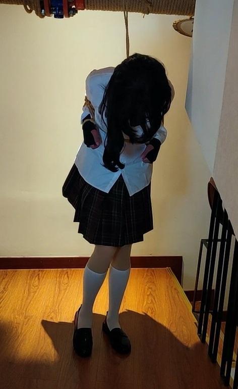 伪娘JK站立捆绑放置 [本人所有视频禁转] S：我<br>M：W<br><br>大部分时间在放置，玩的比较简单<br>放置时间其实在绑另外一个人，这一部分就没视频了<br>有少量TK震动<br> <br>作品序号：23<br><br>视频内容无关：<br>在其他网站看到转载我视频的了，再声明一遍禁转<br>我的视频只会在妖狐发，其他都是盗转（看到请私信告诉下我，能帮点下举报更好）<br><br>你要是喜欢我的视频，那请不要再转了，我和M都是普通爱好者，不能接受视频流传太广。不然以后可能会加水印、打厚码，有些M也不会再拍视频了<br>你要是不喜欢我的视频，那我拍的视频质量肯定比不过专业工作室，转我的没多少收益。而且我在其他网站看到都会举报到删除为止，专业工作室不一定有这个精力<br><br>看到这里还坚持想转的话，那只能祝福越转户口本越薄了