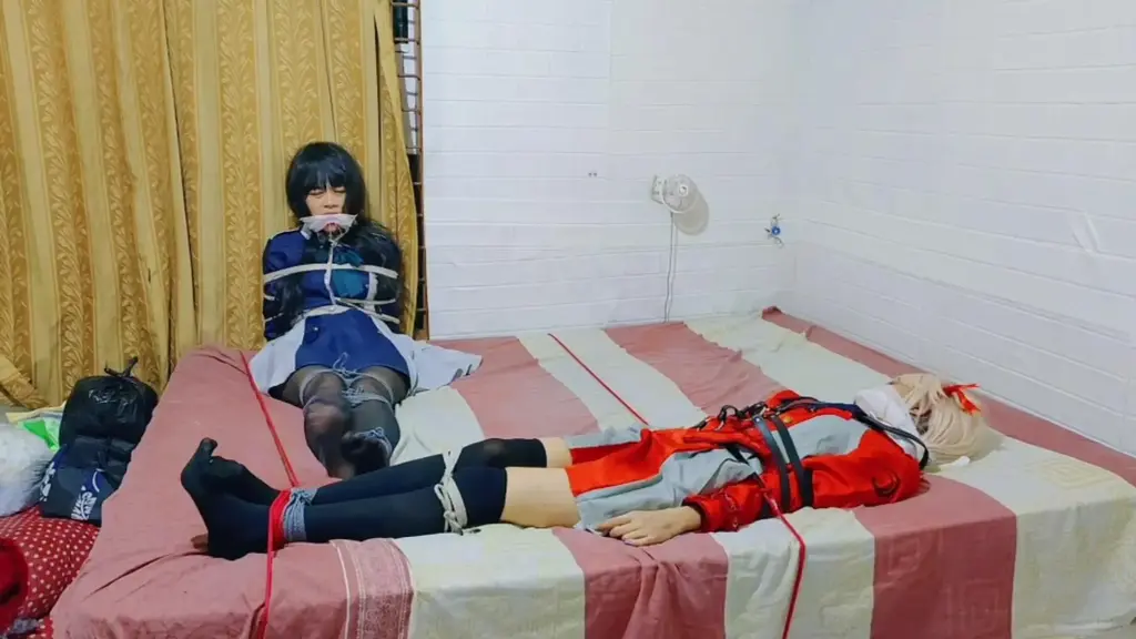 【cosplay】Lycoris Recoil-井上瀧奈/錦木千里傀儡雙重束縛。 被綁在各種姿勢上，掙扎著要掙脫。 40分鐘充滿了呻吟和掙扎。 第一部分是兩個女孩凍在椅子上，嘴上纏著繃帶。 即使位置背靠背，他們也不能互相幫助。 然後他們被背靠背綁起來，但閉著眼睛，想在繩子上找個縫隙打開逃脫，但太困難了。 第三部分兩個女孩被綁在床上。 它們被固定在床墊上，因此即使嘗試也無法站立。 最後我試著讓他們面對面站起來。 這兩個女孩度過了一個艱難而壓抑的夜晚。