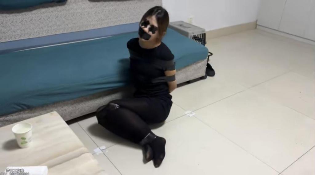 黑丝美女胶带脱缚寻物挑战 和梦川工作室的第一次合作，工作室老板是个妹子，服务态度很好，沟通顺利，模特拍摄卖力，第一次定拍还送了很多福利，推荐大家都去尝试一下，多多支持一下新人工作室。梦川工作室QQ：3937860801<br>身着黑色连衣裙和厚黑丝的灵儿需要接受一个挑战：首先需要自己把钥匙放到屋里的任意一个位置上，然后灵儿会被黑色胶带蒙眼、封嘴、捆绑。捆绑结束后需要先解脱束缚，并在看不到的情况下寻找自己放置的那个钥匙，找到钥匙即为挑战成功。<br>为了增强拍摄效果，和老板提前说好让老板在灵儿看不到的时候把钥匙拿走，也就是说灵儿无论多么努力都是无法找到那把钥匙的，最后等灵儿接受完惩罚后再告诉灵儿真相