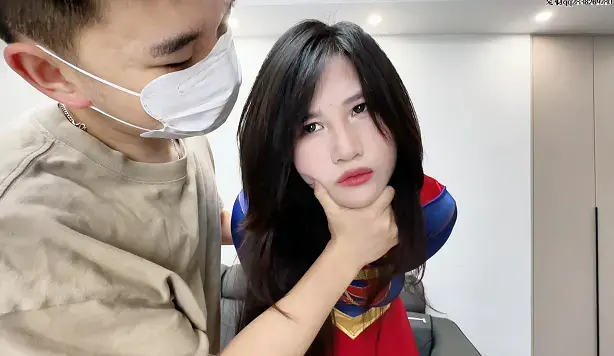 【定拍】女超人的真正弱点 首先感谢客户老哥看了狂虐女超人后定制后续版本，并放出公映大家互相交流！<br>继上次女超人被两人捆绑在天台狂揍后，带回了邪恶基地，两人都不是普通人，<br>都是经过痛苦变异的科技人与变态人，两人逼问女超人还有什么秘密与力量没有透露出来的！<br>女超人闭言不语并言语嘲讽，就你两废物，趁人之威罢了！你别看女超人身陷困境，但是意志还是很钢铁的！<br>女超人被怪人拳头猛伺候，被科技人鞭子抽屁股，实在受不了，大喊出一句："足部强化！"<br>一脚一个小朋友，但是这里状况出了点问题，女超人的致命弱点被科技人发现了，原来就是她的足部！<br>而且非常怕痒，那么一场强制TK与鞭笞必不可少了。。。可怜的女超人也顶不住的，一直在痒痒，<br>"女超人你的下面是不是有一股暖流出来了啊！哈哈哈哈"，女超人被无数次的玩弄TK下gc了<br>再次感谢老哥定制以及各位购买视频支持的老哥们<br>原味衣服道具售卖 定拍合作请联系QQ2838269780 网盘解压密码bill