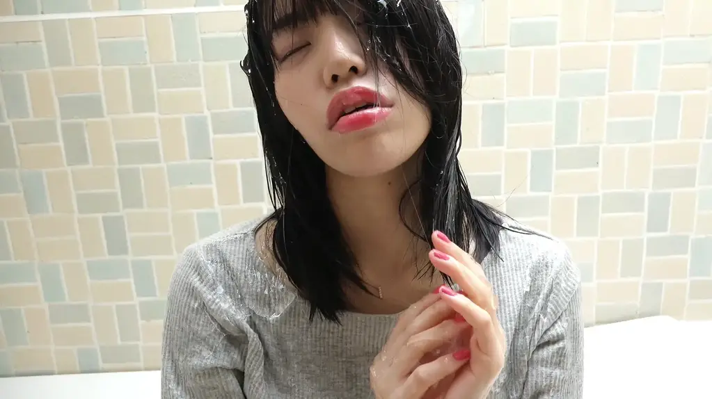 BeSlime Scene085 拍摄结束后Rina比起桑更喜欢沾满我的感想，好像又有了新的发现。适合细长牛仔裤的上衣就这样粘在一起了。衣服完全贴在皮肤上Rina先生漂亮的身体线条清晰地浮现出来，而且穿着的衣服是温水吗。真的很漂亮。
