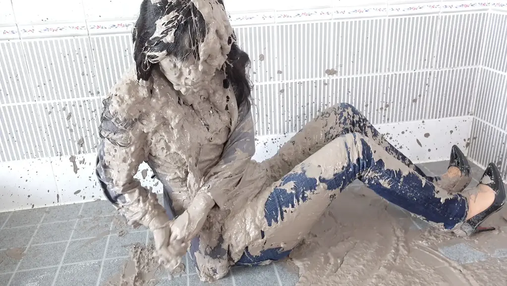 #Messy Scene0259 被泥抱着。紧身牛仔裤和可爱设计的上衣风格。帅气可爱的身姿加上泥泞的泥泞。感觉到泥泞的重量的时候，帅气可爱的服装也会变成凄惨的样子。脸上也会有泥泞的重量感。我可能是第一次被泥泞沾满。手感好像很舒服，再加上脸上也不能说是泥泞的重量感。请暂时享受泥泞的感觉。