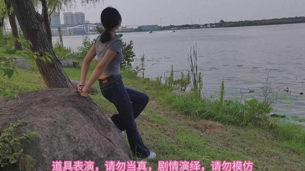 兰兰牛仔裤，带手拷游公园湖边 束心魔术道具工作室，兰兰牛仔裤，带手拷游公园湖边，荷花，草木，很大的湖面，偶尔还看见湖里面快艇，唯美风格，本工作室摄影技术和剧情拍摄相对一般，无法和专业的摄影师相比，购买本工作室视频请知悉本工作室拍摄的视频短剧内容也许并不专业，本工作室各种古代道具断头台，古装捆绑剧情游戏，金属，木质道具，枷锁，金属站立枷，魔术木笼囚笼拘束架道具审xun椅，各种拷镣等魔术笼子等道具，本工作室秉持，绿色，健康，唯美，解压，为原则，可以体验定拍.            妖狐吧定拍 ，女生加入本工作室  （本工作室只收女生，只收女生，只收女生，很多男生cd问收不收的，我将不再回复！）         qq：3329311459              骗子勿扰，事多者勿扰！！！