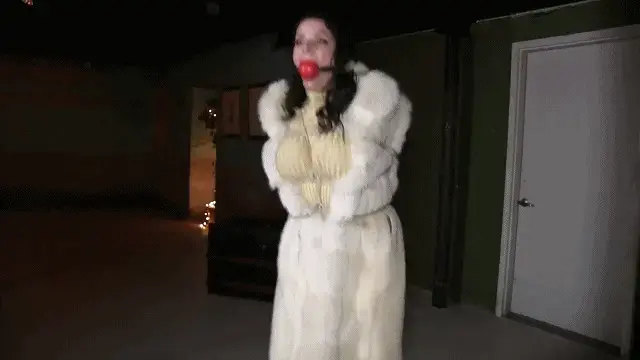 Gullible, greedy sales woman left bound &amp; gagged in her big fur coat 【中文born微剧情】保险推销员JJ为了售出保险同意客户把自己绑起来，JJ需要一笔好买卖来维持她的生活方式。哪成想绑她的这人不是屋里的业主，而是劫匪！他用超大的口球塞住她的嘴，她跳来跳去，试图找到另一条出路，因为他把她锁在里面了！他最后一次回来，从口袋里掏出她的车钥匙，把她捆在地上，然后又永远地离开了她。JJ knocks on the door of an old building. She is trying to sell insurance. The man inside is kind, lets her come in to have a look around. She asks him if he is aware of the robberies that have been happening in the area locally. She tells him it will no doubt make his insurance rates go up. She tells him that the women that have been robbed have also been tied up and gagged. He tells her he hadn’t heard anything about it. She works up a quote and he readily accepts it, well only if she allows him to tie her up… She agrees thinking that it can’t be that bad and in need of a good sale to maintain her lifestyle. He binds her wrists and elbows, knees and ankles and comes back with ballgag. She isn’t happy about it but allows him to do it. She is soon drooling all over the fur coat and not very happy. Then he tells her that he doesn’t own to the building. He was robbing the building and plans to leave her there tied up and to take her briefcase with her wallet and ipad!! He leaves her there to struggle around, she hops around and tried to shimmy the ropes off her arms but she can’t. He comes back with an even bigger ballgag. He stuffs her mouth with it and is off again. She hops all over trying to find another way out as he has locked her in! He returns one last time to get her car keys from her pocket and her hogties her there on the ground and leaves her again for good. Hopefully the real owner makes an appearance soon or someone recognizes her car out front….